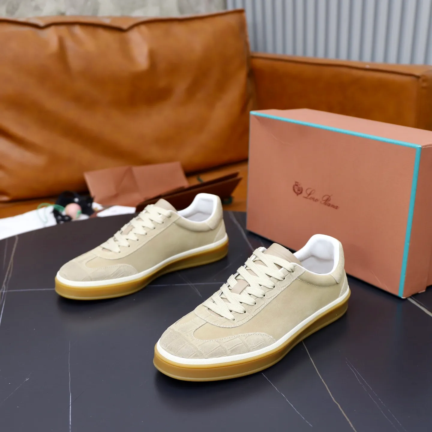 Ex-factory price: 560💰Loro Piana Tennis Walk men’s moral training sneakers! These new textured leather tennis shoes feature an ultra-low-top design for year-round wear and are water-resistant. The wrapped sole creates an effortlessly attractive color combination that harmoniously blends functionality with understated style. The ideal footwear option for urban dressing. The heel is decorated with a soft calfskin tongue with Kummel color inserts and an embossed LP logo. Cotton shoelaces. Material: Upper: Gray woven stitching with cowhide accents! Sole: Rubber lining: Cow leather original rubber sole, excellent foot comfort, complete package! Size: 38-39-40-41-42-43-44 leather shoe size (4546 can be customized)